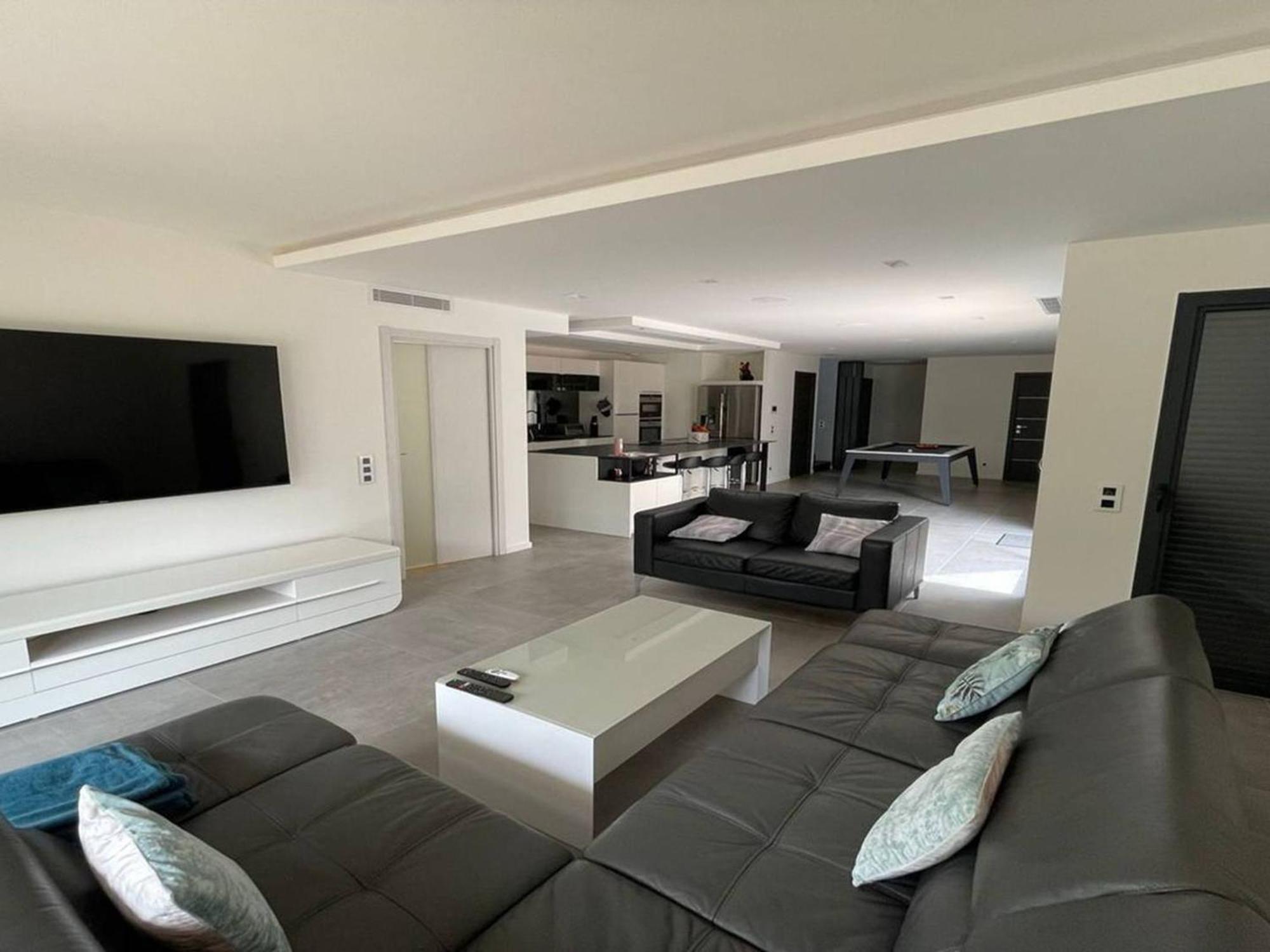 Villa Contemporaine Avec Piscine Et Climatisation A St Aygulf - Fr-1-768-113