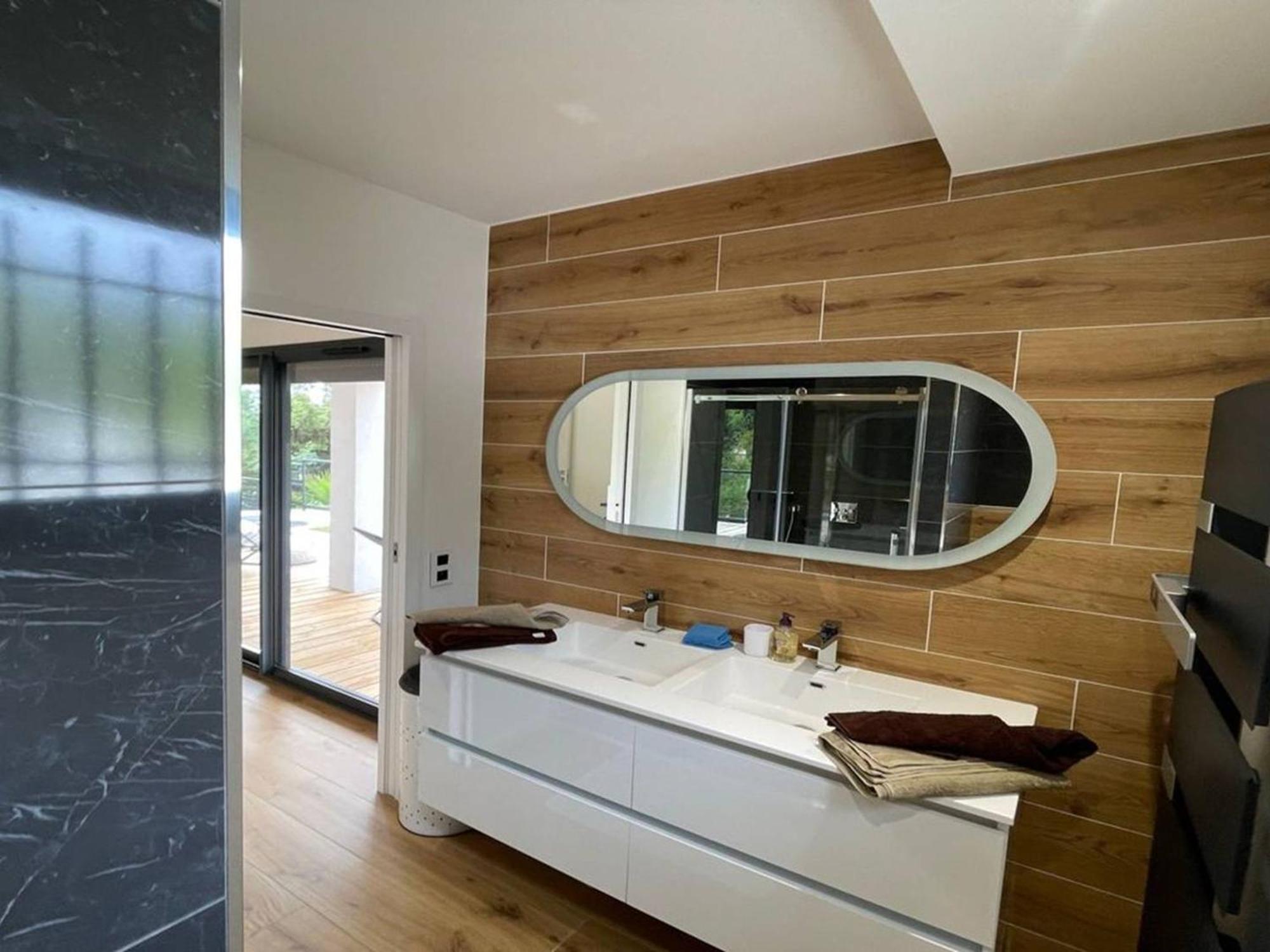 Villa Contemporaine Avec Piscine Et Climatisation A St Aygulf - Fr-1-768-113 Fréjus